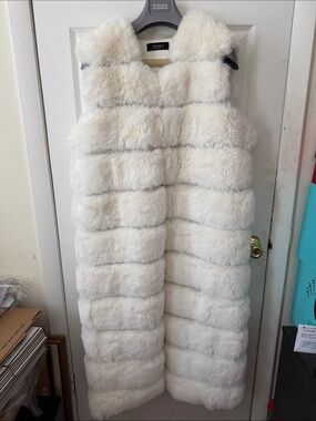AKIRA Ivory/White Faux Fur Long Sleeveless Coat